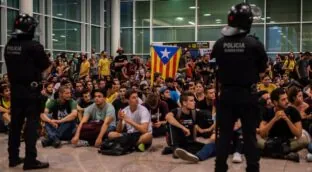 Guerra entre los letrados de la Generalitat por la defensa de los Mossos agredidos