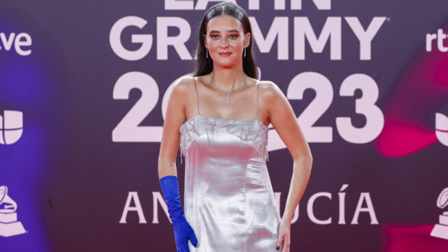 El look imposible de Victoria Federica en los Grammy: un guante y un vestido metalizado