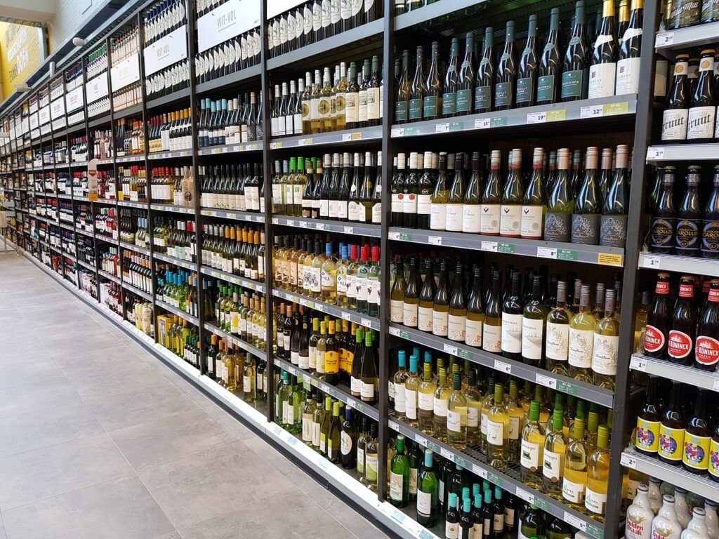 Estantes de supermercado con vinos tintos