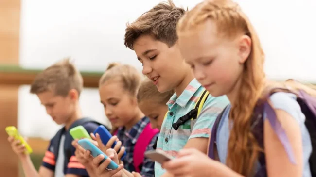 Andalucía limita el uso de teléfonos móviles en la jornada escolar por parte del alumnado