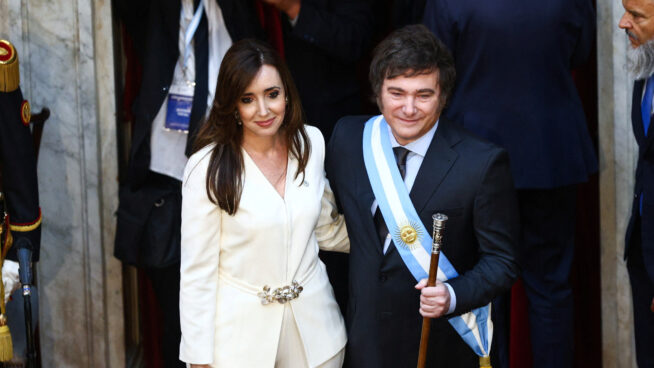 Milei ya es presidente de Argentina y avisa de recortes: «No hay alternativa posible al ajuste»