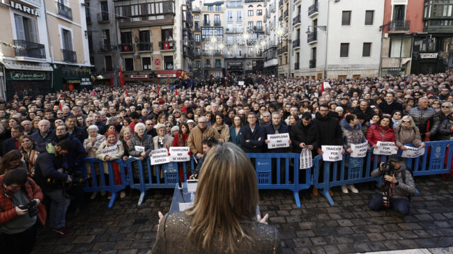Miles de personas se concentran contra el pacto PSOE-Bildu en Pamplona: «Traición»