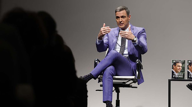 Pedro Sánchez usa los canales de Moncloa para retransmitir la presentación de su libro