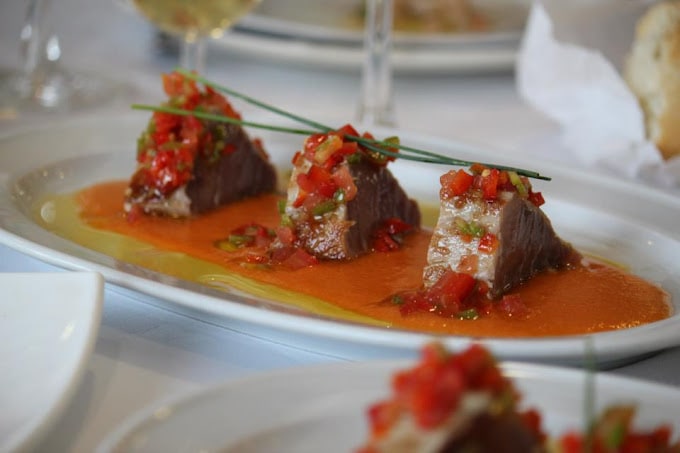 Plato de tataki de atún rojo del restaurante Casa Bigote, Sanlúcar de Barrameda, Cádiz. 
Casa Bigote