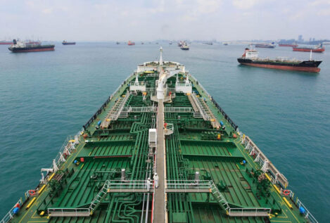 La petrolera británica BP suspende el tránsito de todas sus rutas a través del mar Rojo