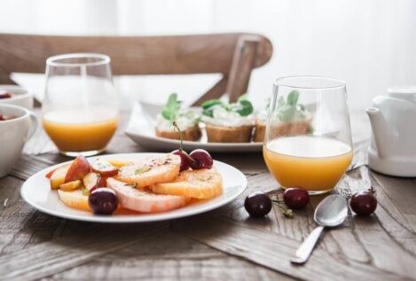Desayunar y cenar temprano puede reducir el riesgo cardiovascular