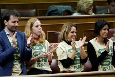Diputados de Podemos acuden al Congreso con camisetas contra la venta de armas a Israel