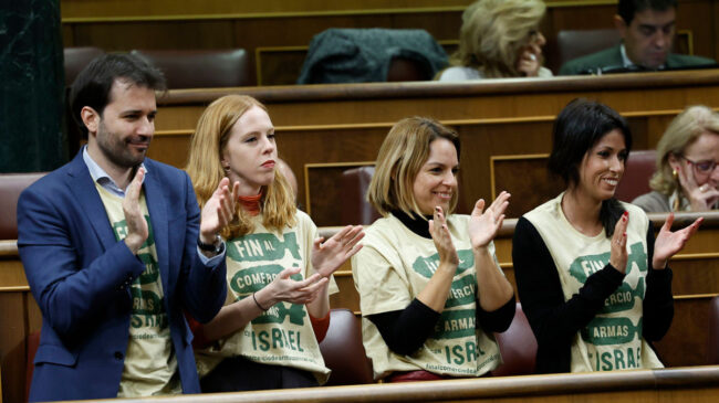 Diputados de Podemos acuden al Congreso con camisetas contra la venta de armas a Israel