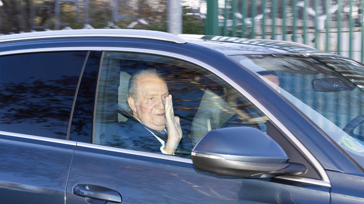 El rey Juan Carlos aterriza en Madrid para asistir al 60 cumpleaños de la infanta Elena