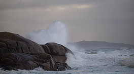 Un frente atlántico deja lluvias en el norte y pone en alerta el este y Baleares por viento y olas