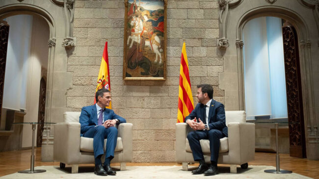 Aragonès regala literatura catalana a Sánchez, que es recibido con abucheos en el Palau
