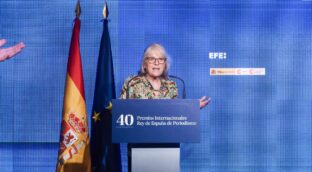 La expresidenta de EFE critica en 'El País' el control de los medios con Sánchez: «Da miedo»