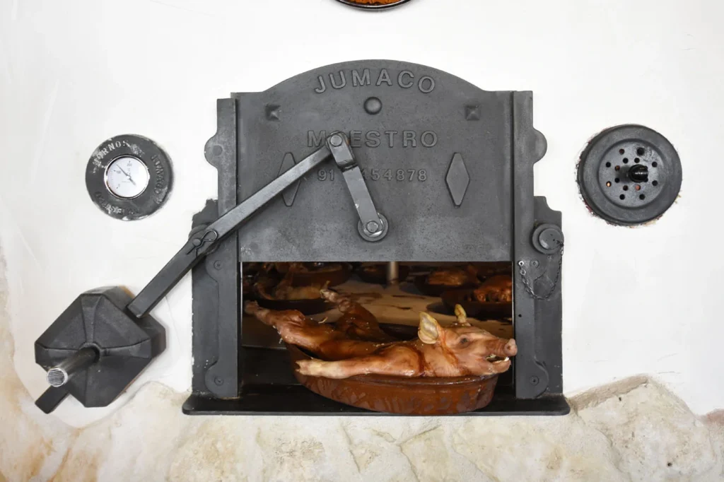 El horno de leña del Restaurante Los Chicos, Villaverde de Íscar, Segovia. Restaurante Los Chicos