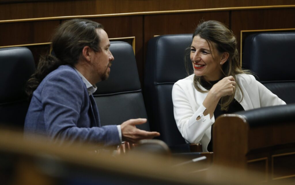 Pablo Iglesias habla con Yolanda Díaz en el Congreso