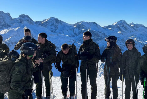 Leonor se adiestra en montaña y esquí en el Pirineo aragonés con sus compañeros cadetes