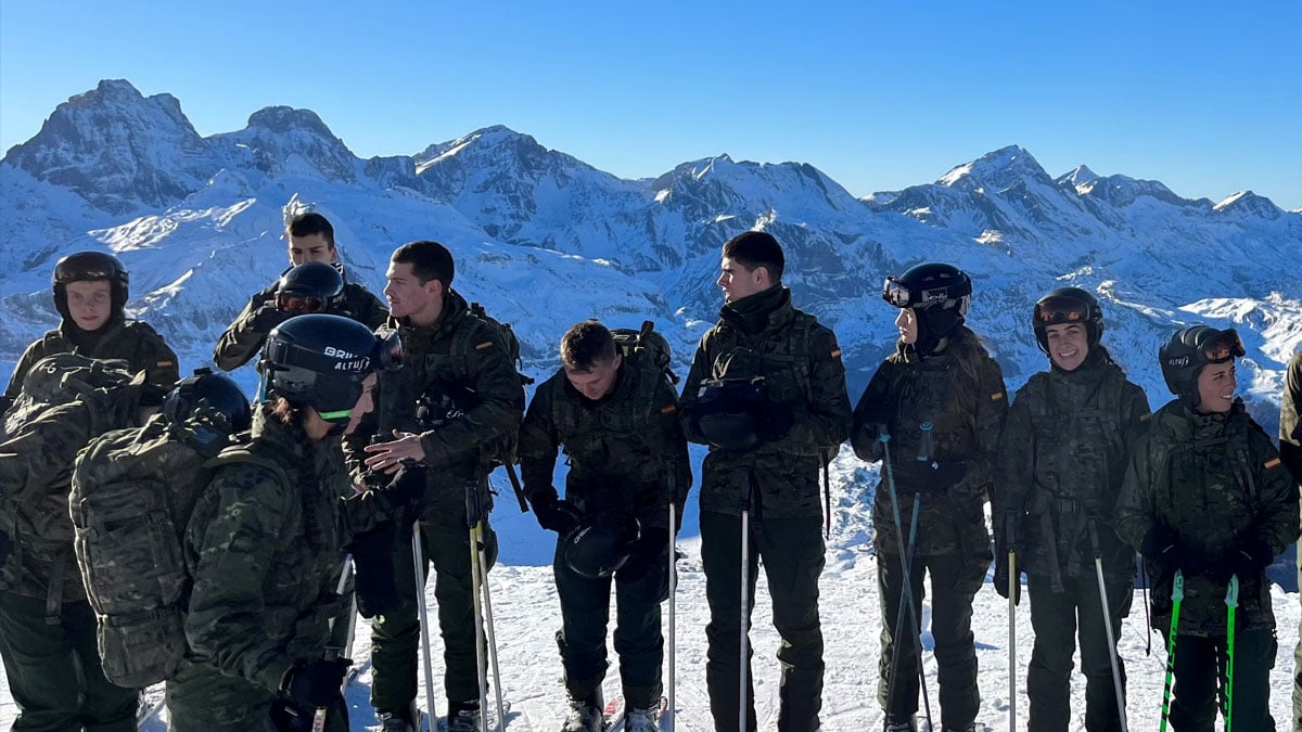 Leonor se adiestra en montaña y esquí en el Pirineo aragonés con sus compañeros cadetes