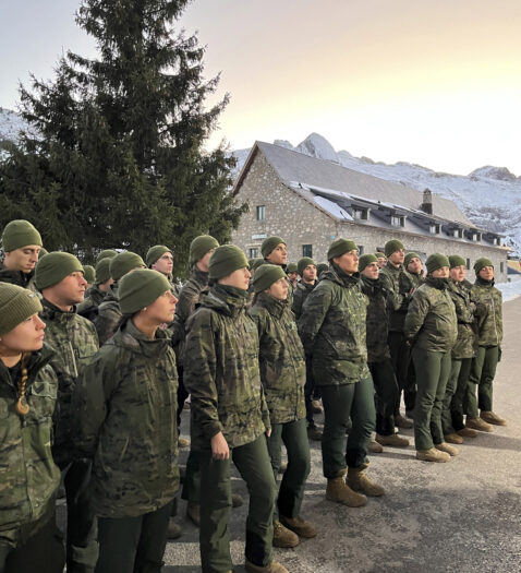 Los ejercicios de montaña y esquí en el Pirineo aragonés de la princesa Leonor, en imágenes