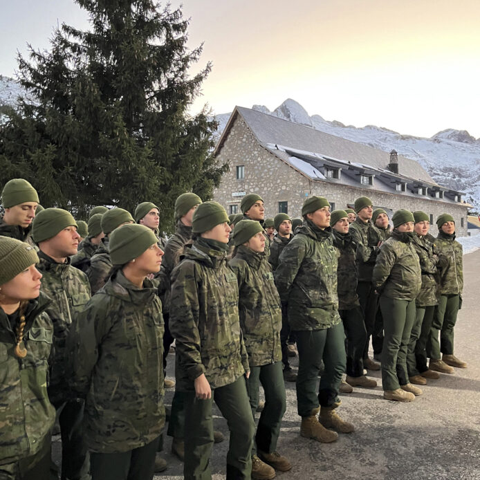 Los ejercicios de montaña y esquí en el Pirineo aragonés de la princesa Leonor, en imágenes