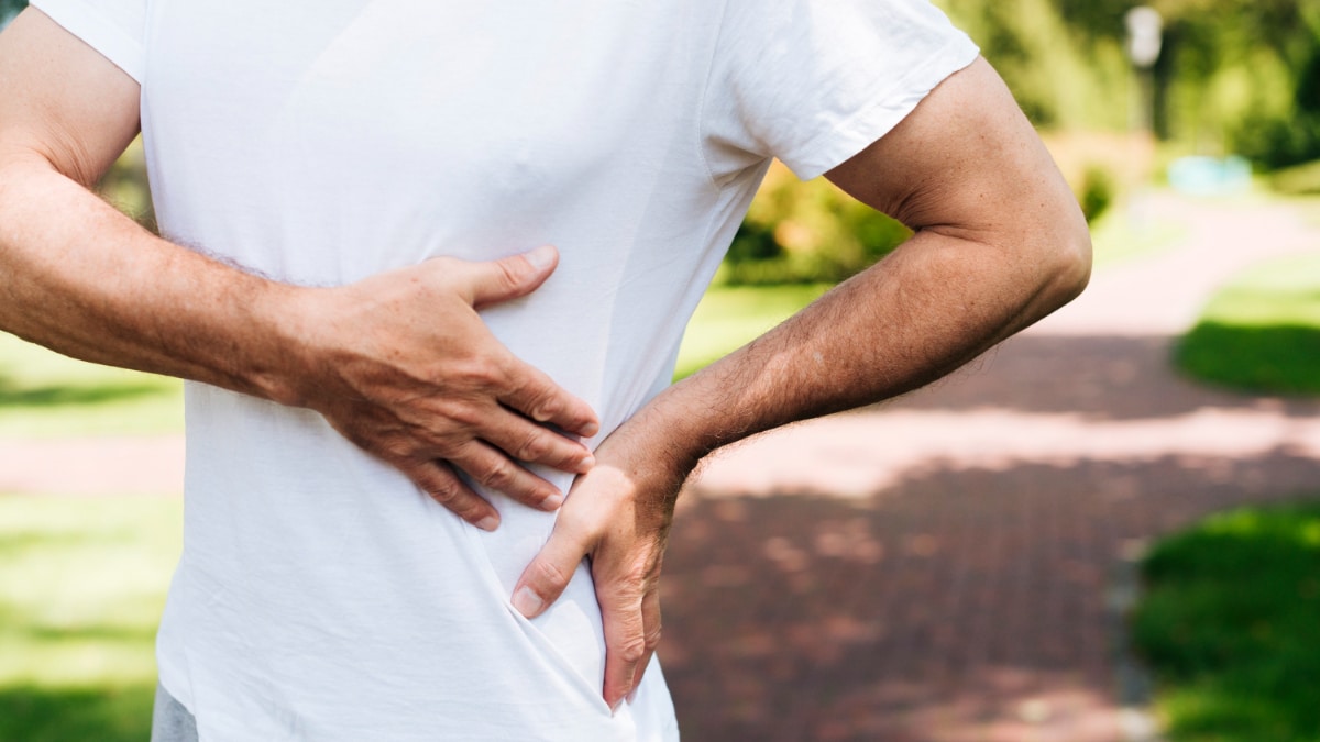 Un hombre con dolor de riñones