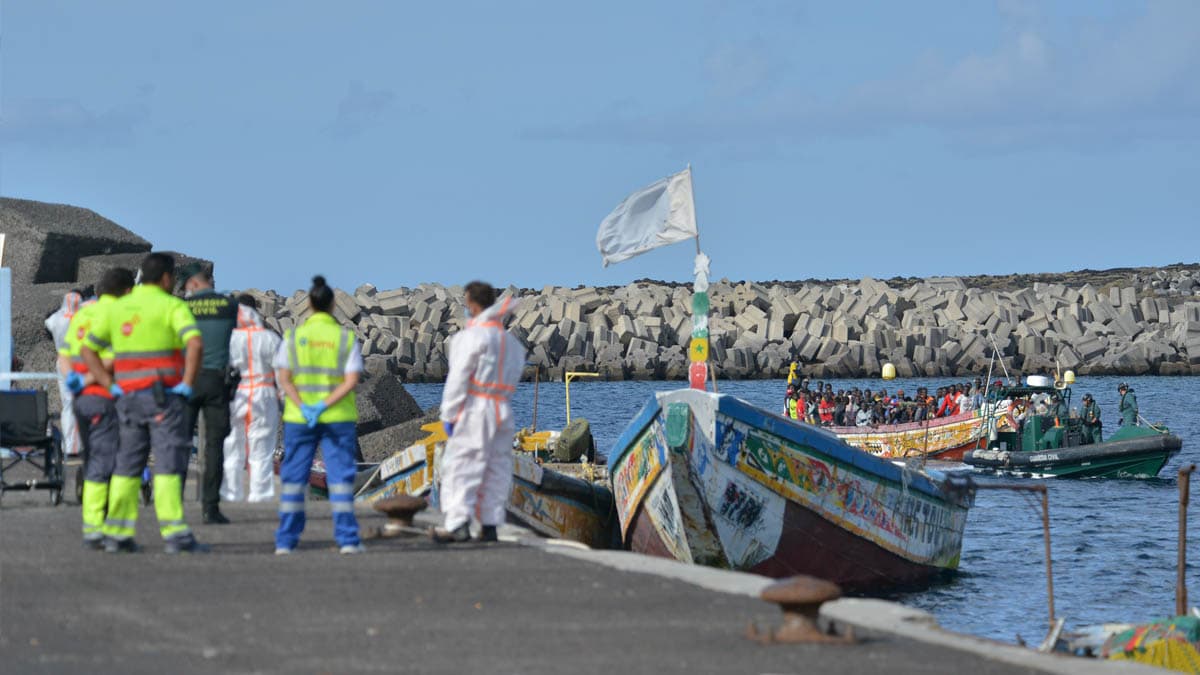 Llegan 169 inmigrantes en dos cayucos a Tenerife y uno muere al desembarcar
