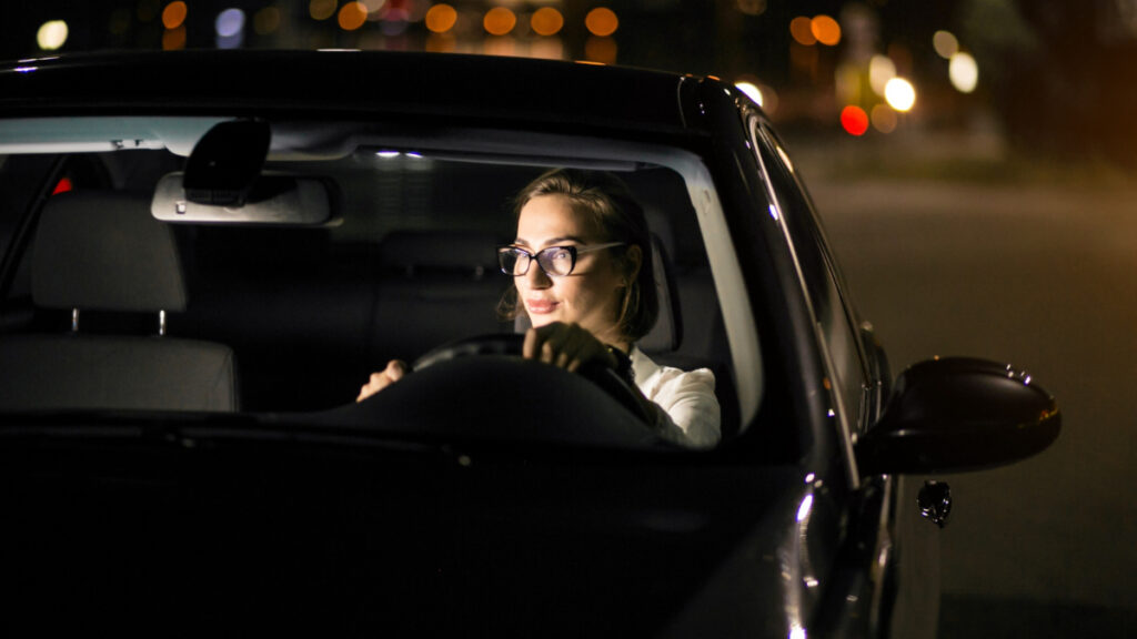 Una mujer con miopía nocturna conduce de noche