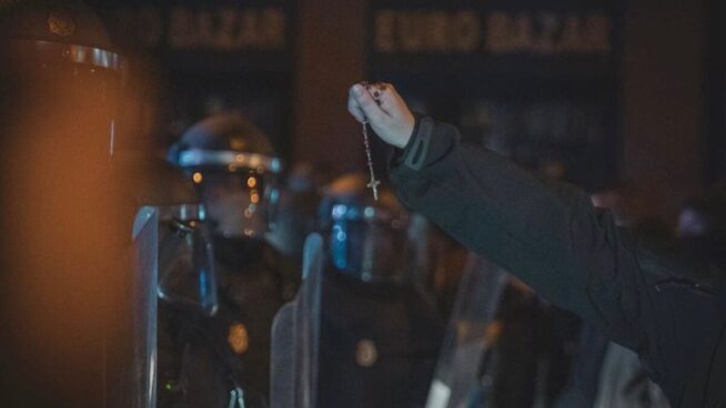 Convocan a rezar el rosario en 60 ciudades contra el «golpe de Estado» de Sánchez