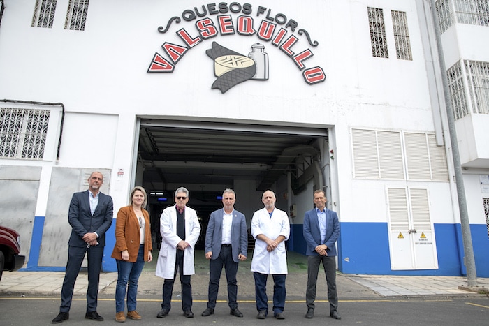 El ministro Torres en su visita a una empresa quesera canaria en abril de 2022.