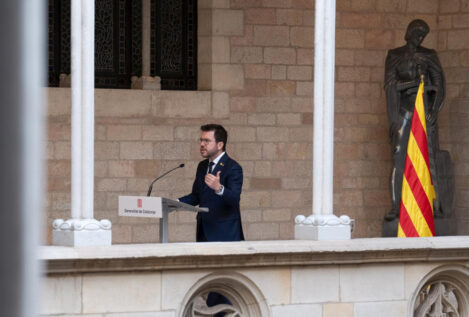 Retiran la bandera de España en la rueda de prensa de Aragonès tras su cita con Sánchez