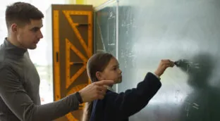 Murcia pone en marcha novedosas tutorías de alumnos para ayudar a compañeros pequeños