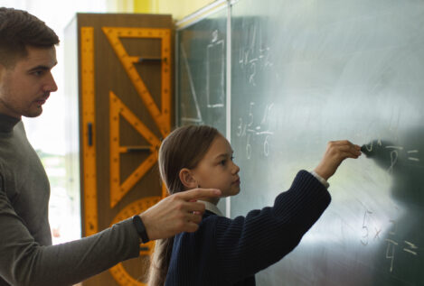 Murcia pone en marcha novedosas tutorías de alumnos para ayudar a compañeros pequeños