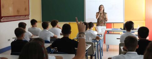 Absuelven a la única profesora imputada por hostigar a hijos de guardias civiles tras el 1-O