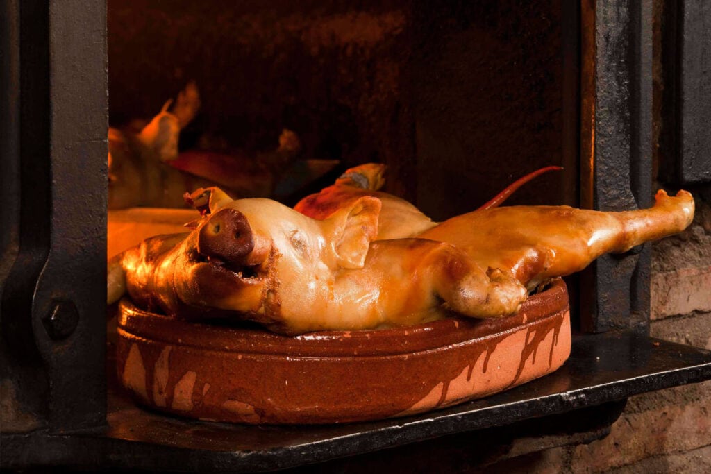 Cochinillo asado al horno de leña del Restaurante Duque, Segovia. 
Restaurante Duque