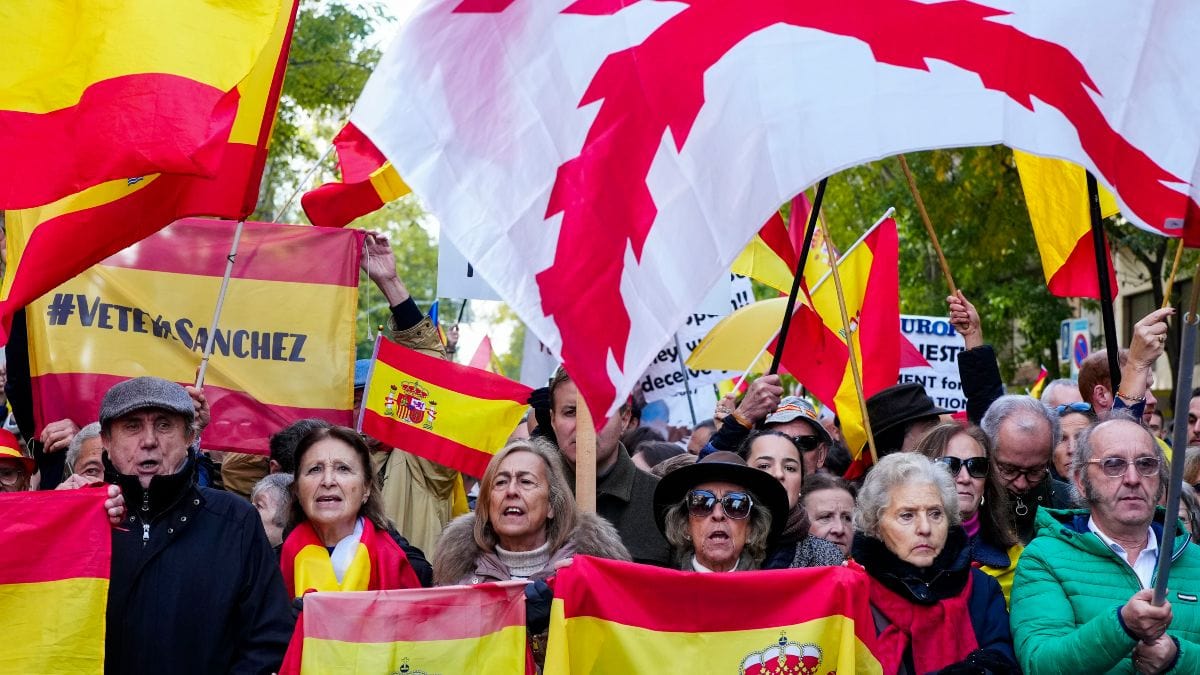 Un millar de personas se concentra en Ferraz tras la manifestación del PP