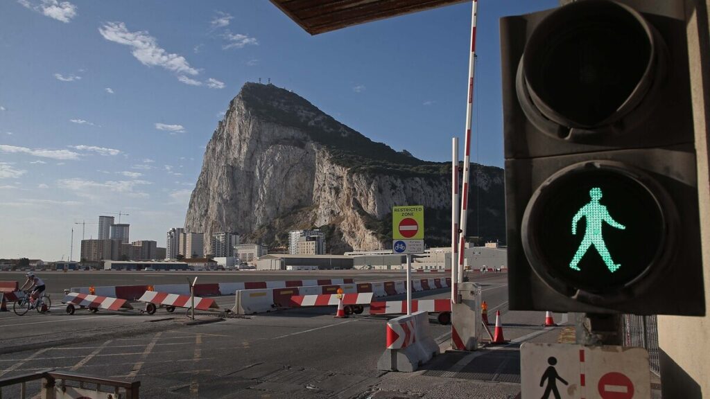 Detalle de las señales de trafico que indican la llegada a la pista del Aeropuerto Internacional de Gibraltar