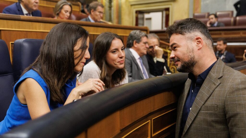 Irene Montero y Ione Belarra con Gabriel Rufián en el Congreso