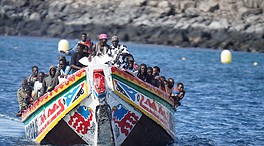 Desembarcan en Las Palmas a 55 personas de una zódiac a punto de hundirse y con un muerto