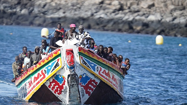 Desembarcan en Las Palmas a 55 personas de una zódiac a punto de hundirse y con un muerto
