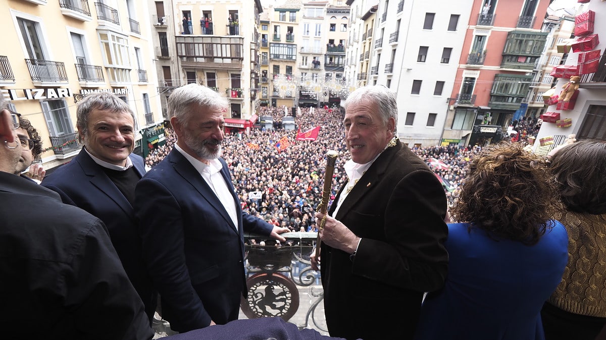Bildu celebra la Alcaldía de Pamplona ante los suyos gracias a la autorización del Gobierno