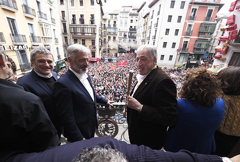 Bildu celebra la Alcaldía de Pamplona ante los suyos gracias a la autorización del Gobierno