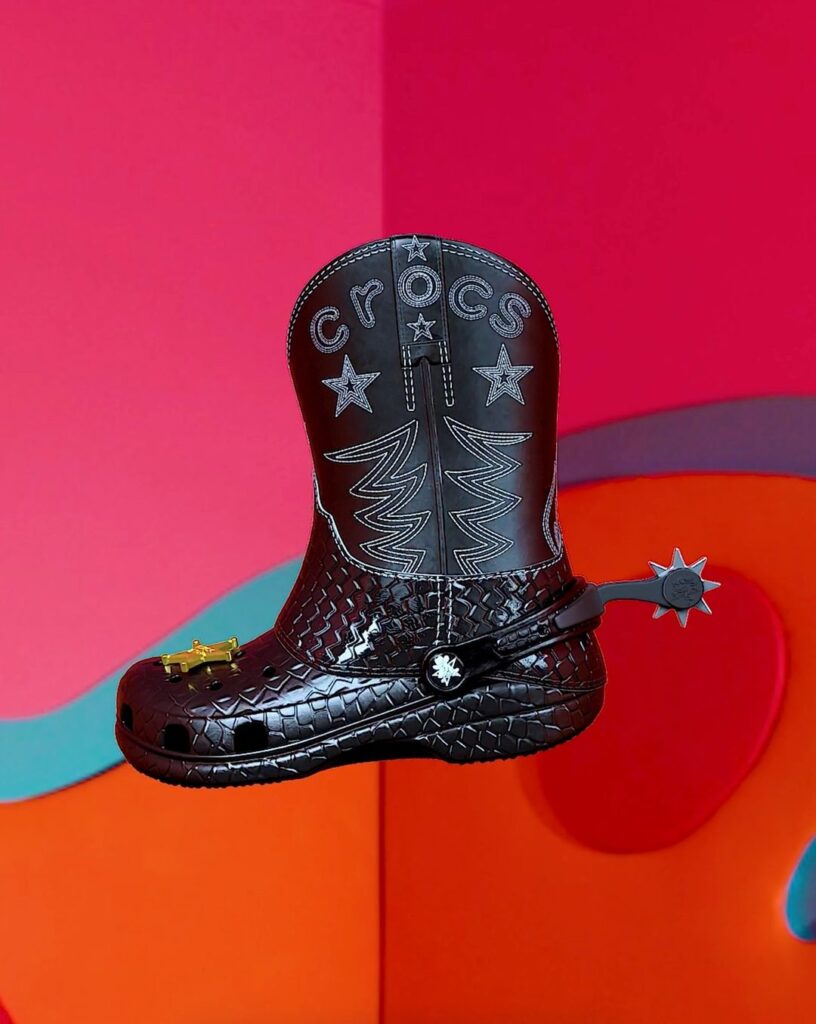 Botas de estilo cowboy de Crocs que forman parte de los regalos más especiales