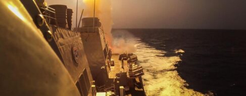 Estados Unidos confirma el ataque contra uno de sus destructores en el mar Rojo