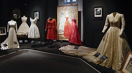 La Casa de Alba abre sus armarios en una exposición que repasa la historia de la moda