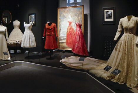 La Casa de Alba abre sus armarios en una exposición que repasa la historia de la moda