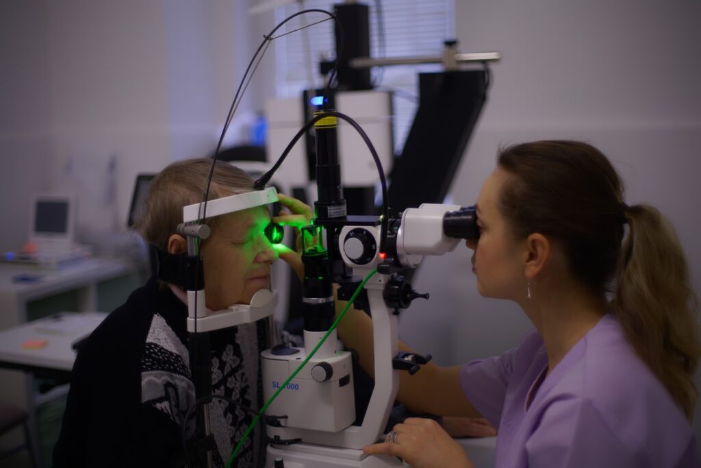 Los controles médico pueden ayudar a detectar cataratas u otros problemas oculares en sus etapas iniciales