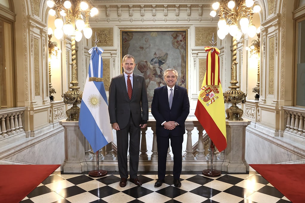En su visita a Argentina, Felipe sigue luciendo una muñequera.
