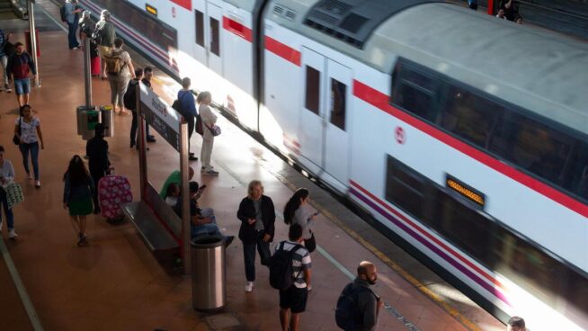 El descarrilamiento de un tren en Atocha bloquea parte de la red de Cercanías en Madrid