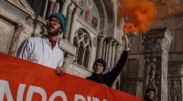 Activistas climáticos vandalizan la fachada de la basílica de San Marcos en Venecia