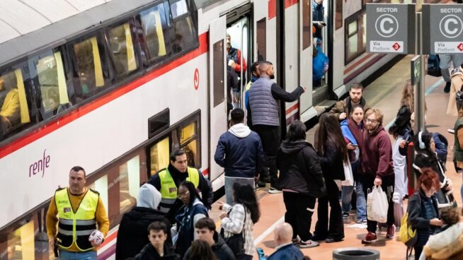 Ayuso pide a Óscar Puente sentarse «como adultos» para abordar soluciones a Cercanías