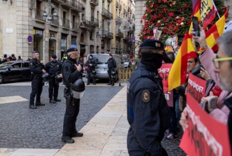 Abuchean a Sánchez y Aragonès a su llegada al Palau de la Generalitat para reunirse