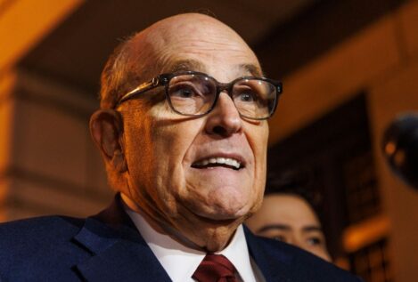 Rudy Giuliani pagará 135 millones a funcionarios a los que acusó de amañar las elecciones